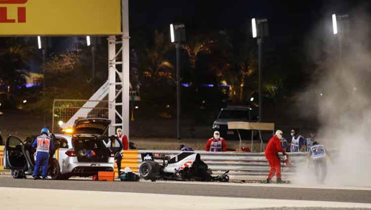 Momen kecelakaan Romain Grosjean di F1 GP Bahrain. - INDOSPORT