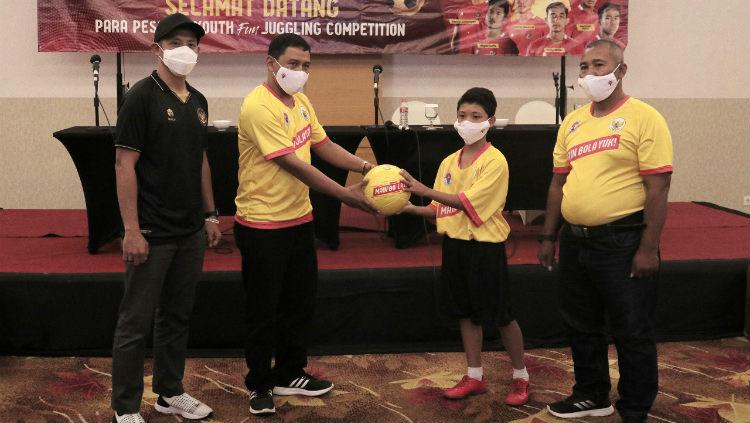 Sebanyak 310 siswa perwakilan dari 14 Sekolah Sepak Bola (SSB) di Kabupaten Magelang, mengikuti kegiatan “Main Bola Yuk, Youth Fun Juggling Competition” yang digelar Kementrian Olahraga Minggu (29/11/20). - INDOSPORT
