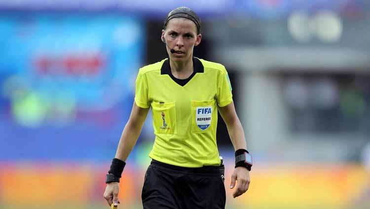 Stephanie Frappart, wasit wanita pertama di Liga Champions.