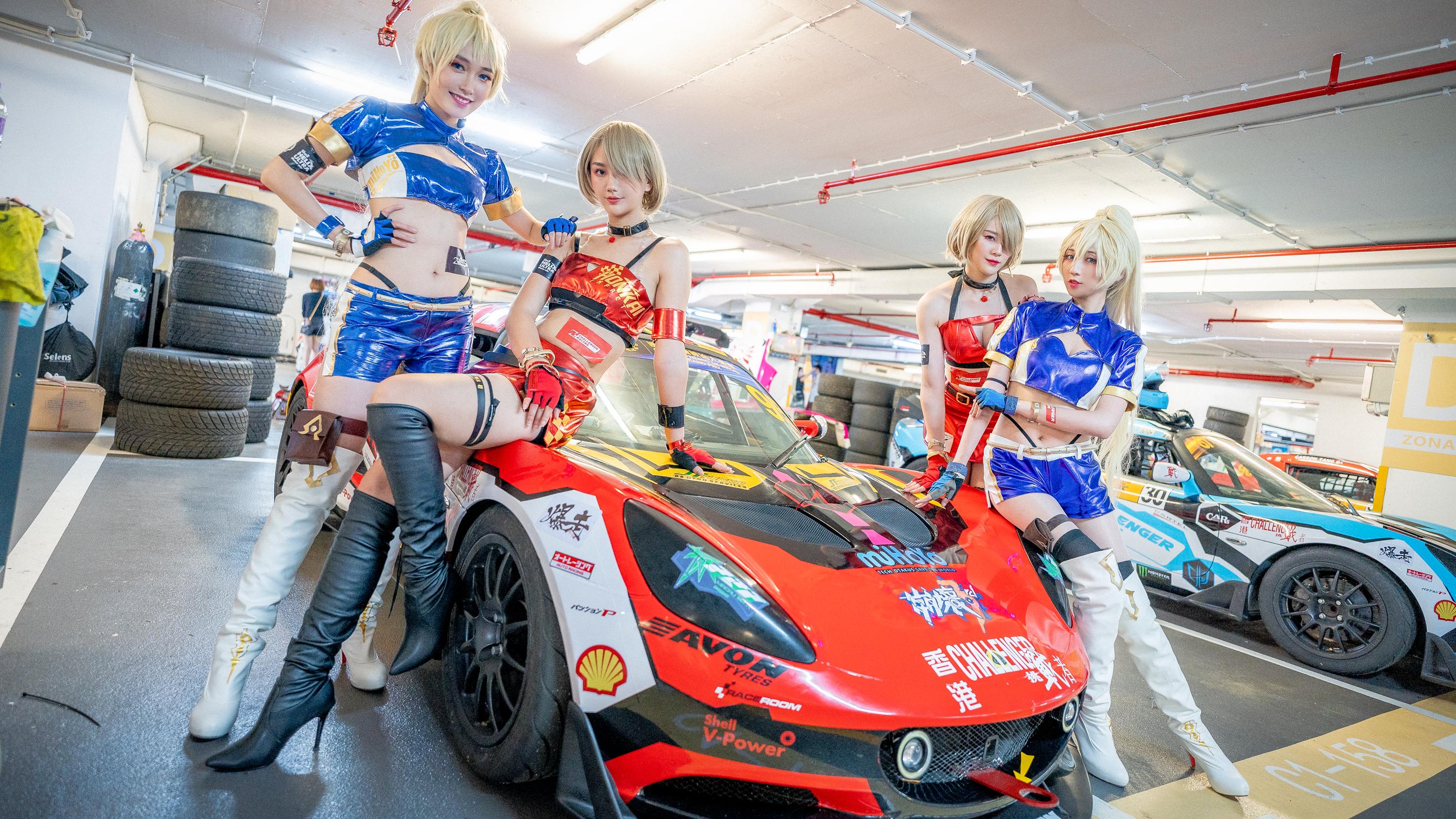 Para cosplayer Honkai Impact 3 berpose di mobil balap Lotus Elise GT5