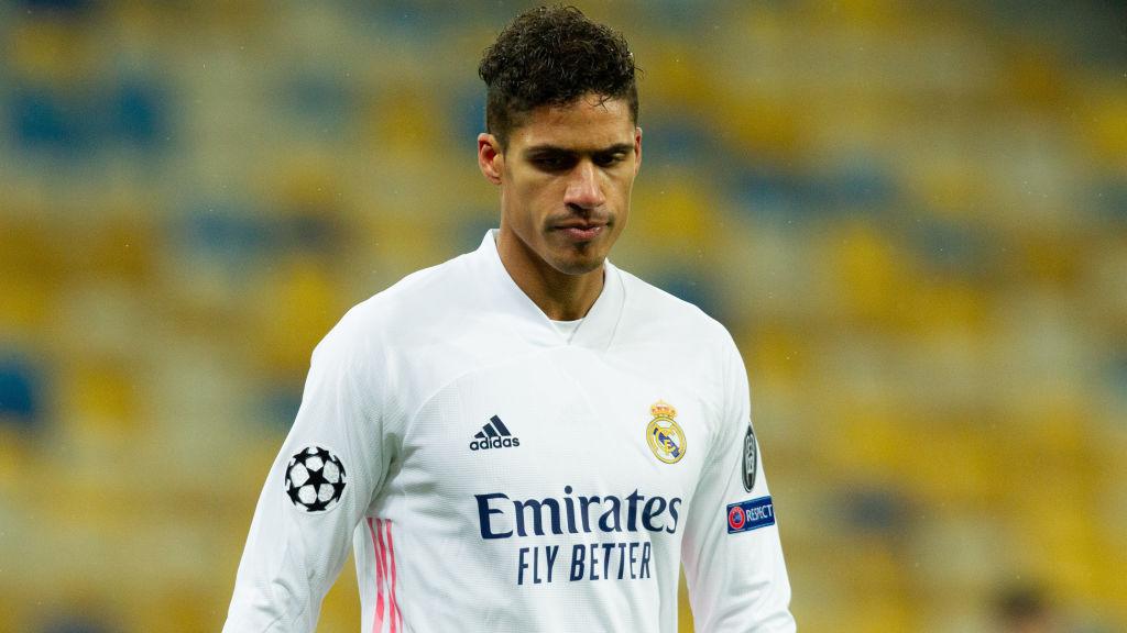 Raphael Varane tampak lesu usai Real Madrid kalah dari Shakhtar Donetsk