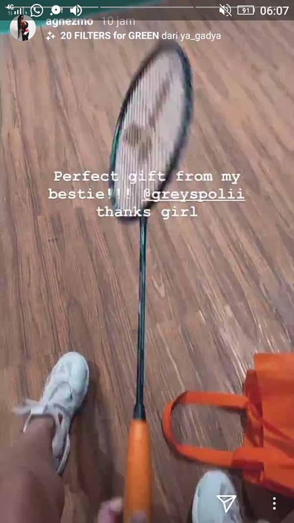 Agnez Monica dihadiahi raket oleh Greysia Polii. Copyright: Instastory@agnesmo
