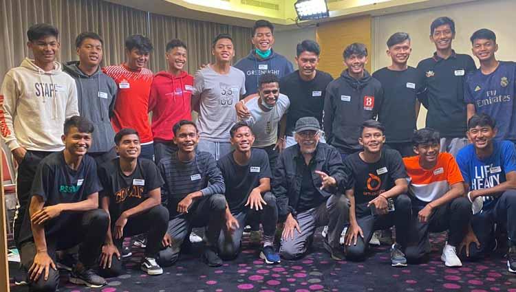 Skuat Garuda Select saat dikunjungi Iwan Fals. - INDOSPORT