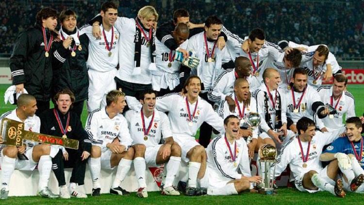 Selebrasi Real Madrid bersama trofi Piala Interkontinental usai mengalahkan Club Olimpia, 3 Desember 2002. - INDOSPORT