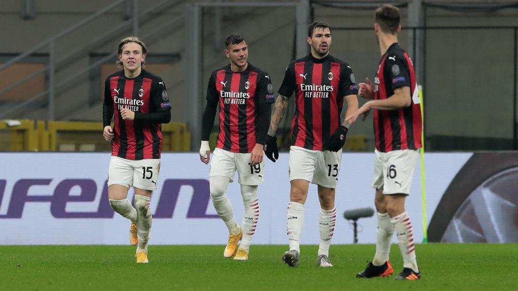 Jens Petter Hauge (kiri) usai berselebrasi bersama skuat AC Milan dalam laga kontra Glasgow Celtic di Liga Europa. - INDOSPORT