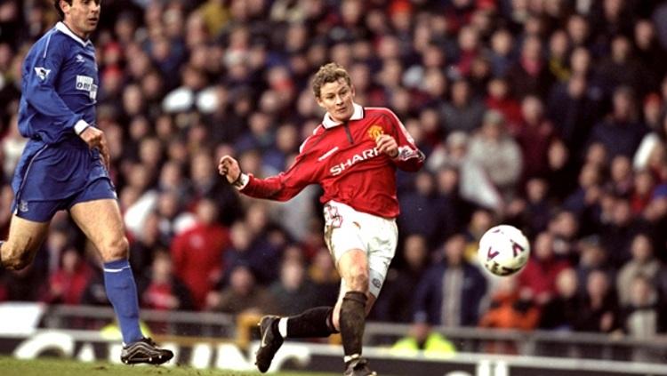 Striker Manchester United, Ole Gunnar Solskjaer, menembak bola dalam pertandingan pekan ke-16 Liga Inggris versus Everton, 4 Desember 1999.
