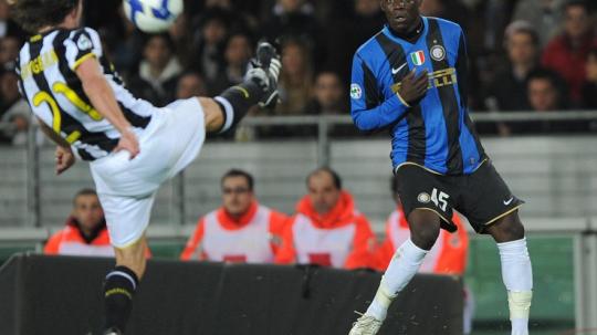 Aksi Mario Balotelli dalam pertandingan Serie A Italia antara Juventus vs Inter Milan, 4 Desember 2009.