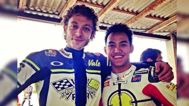 Pembalap Indonesia, Doni Tata Pradita, bersama Valentino Rossi. - INDOSPORT