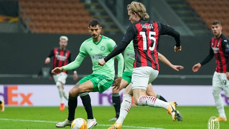 Pemain AC Milan, Jens Petter Hauge, menendang bola saat menghadapi Celtic di ajang Liga Europa 2020-2021, Jumat (04/12/20).
