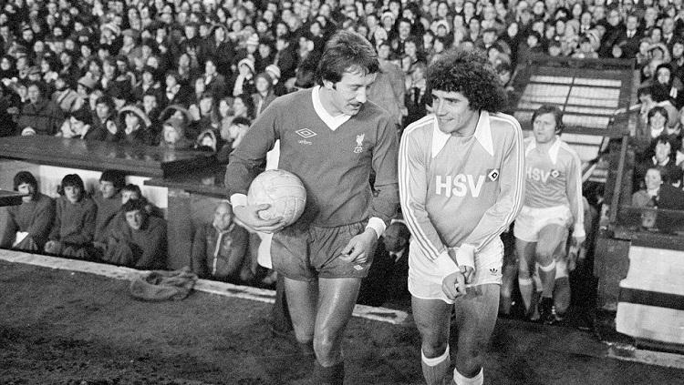 Kevin Keegan (kanan) kembali ke Anfield dengan seragam Hamburg SV dalam pertandingan Piala Super Eropa, 6 Desember 1977.