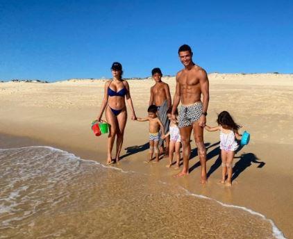 Georgina Rodriguez ke pantai Copyright: Instagram Georgina Rodriguez