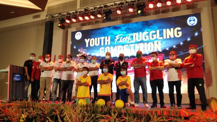 Pembukaan kegiatan Youth Fun Juggling Competition, dalam program Main Bola Yuk di Uluwatu, Badung, Bali, Sabtu (5/12/20).