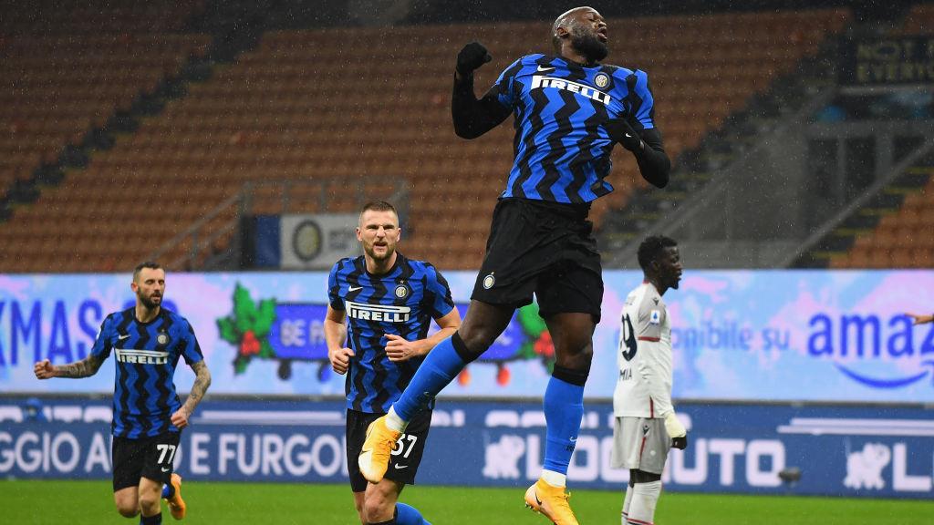 Romelu Lukaku berselebrasi usai mencetak gol di laga Inter Milan vs Bologna - INDOSPORT