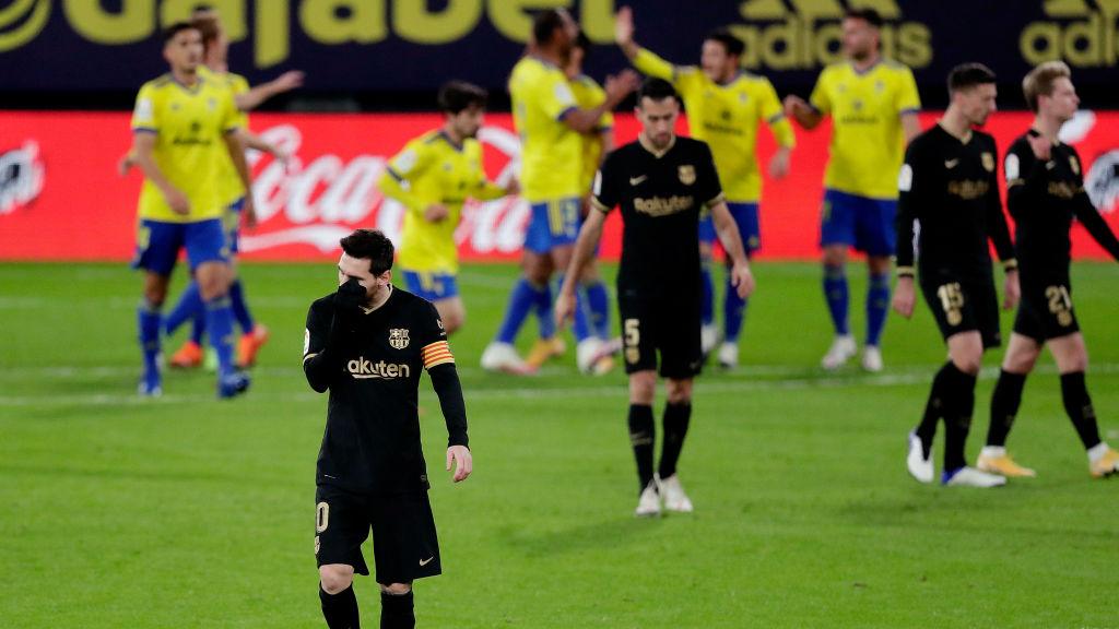 Lionel Messi tertunduk lesu dalam laga Cadiz vs Barcelona - INDOSPORT