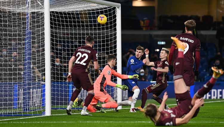 Duel pemain Chelsea, Timo Werner pada lagaLiga Premier antara Chelsea vs Leeds United di Stamford. Copyright: Darren Walsh/Chelsea FC via Getty Images