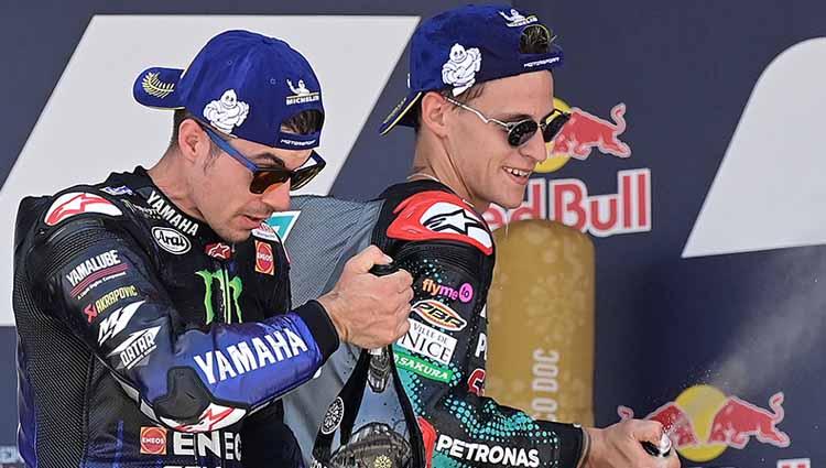 Pembalap asal Spanyol, Maverick Vinales dan pembalap asal Prancis, Fabio Quartararo saat rayakan di atas podium.