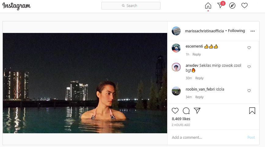 Marissa Christina berenang di malam hari Copyright: instagram.com/marissachristinaofficial