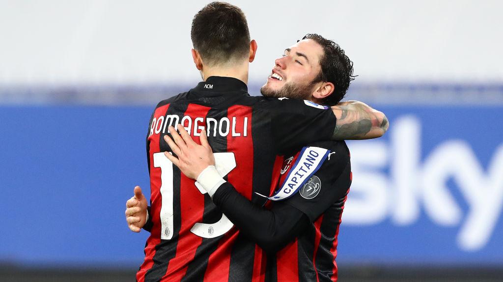 Davide Calabria (kanan) dan Romagnoli berselebrasi usai AC Milan mengalahkan Sampdoria Copyright: Marco Luzzani/Getty Images