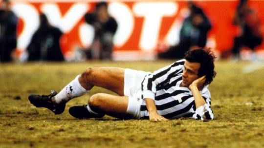 Gaya ikonik Michel Platini dalam pertandingan Piala Interkontinental antara Juventus vs Argentinos Jr, 8 Desember 1985.