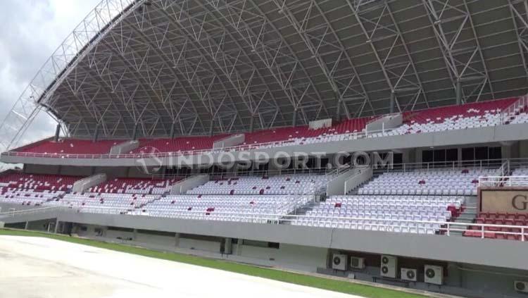 Kursi tribune barat stadion Gelora Sriwijaya Jakabaring Palembang dicat warna merah dan putih. - INDOSPORT