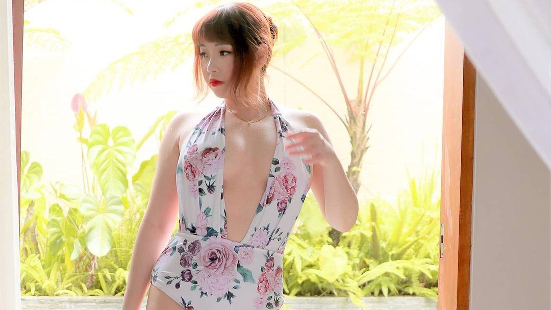 YouTuber sekaligus penggiat eSports, Kimi Hime membuat netizen pangling saat memamerkan gaya rambut terbarunya. - INDOSPORT