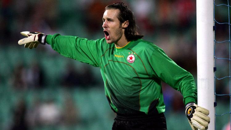 Mantan kiper Persija Jakarta, Evgheni Hmaruc, saat menghadapi Liverpool di Liga Champions.