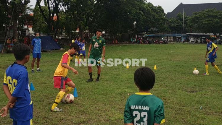 Koko Ari Araya saat mengisi coaching clinic SSB Lion Star.