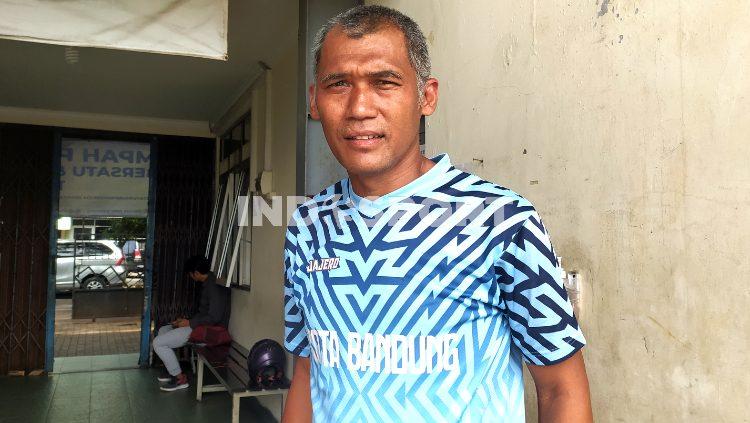 Mantan penjaga gawang Persib Bandung, Dadang Sudrajat, ditemui di Lapangan Lodaya, Kota Bandung, beberapa waktu lalu. - INDOSPORT