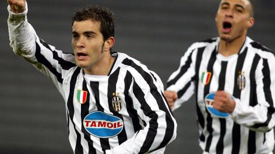 Selebrasi gol Enzo Maresca dalam pertandingan Liga Champions antara Juventus versus Olympiacos, 10 Desember 2003.