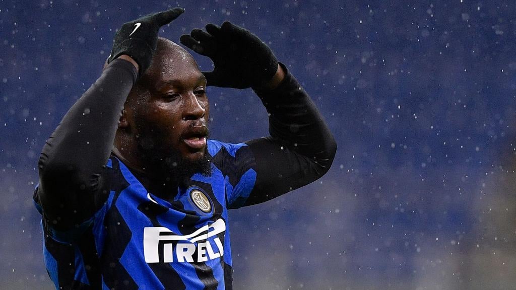 Romelu Lukaku ogah dipinang Chelsea dan AC Milan di bursa transfer musim panas ini, hingga rela potong gaji demi Inter Milan. - INDOSPORT