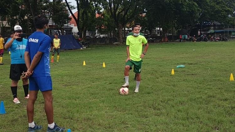 Coaching Clinic yang dilakukan Oktafianus Fernando di SSB Putra Lion Star.