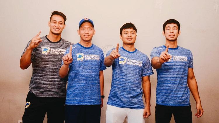 Pelatih Prawira Bandung, Andre Yuwadi (kedua dari kiri) bersama pemainnya.