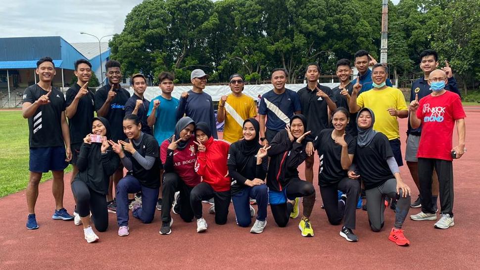 Ketua Umum Taekwondo Indonesia Provinsi Jawa Barat, Benny R Gautama, berfoto bersama taekwondoin Jabar seusai latihan di Lintasan Atletik GOR Pajajaran, Bandung.