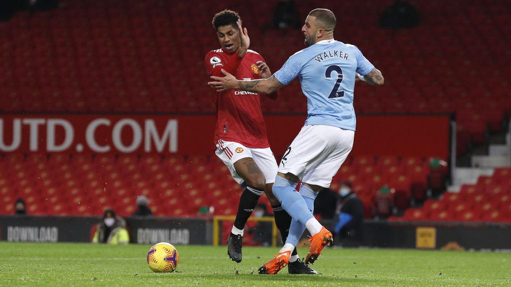Manchester United dan Manchester City harus puas dengan hasil imbang 0-0 di Liga Inggris, Minggu (13/12/20). Skor ini pun membawa rekor buruk bagi kedua tim.