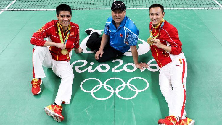 Mantan kepala pelatih bulutangkis China, Li Yongbo, bersama Fu Haifeng dan Zhang Nan di Olimpiade Rio 2016. - INDOSPORT