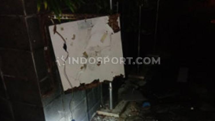 Aksi penyerangan oleh kelompok suporter sepak bola menimpa Wakil Bupati Pati, Saiful Arifin. Rumah dinas dan hotelnya dirusak massa, Minggu (13/12/2020) sekitar pukul 00.30 WIB.