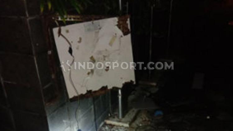 Aksi penyerangan oleh kelompok suporter sepak bola menimpa Wakil Bupati Pati, Saiful Arifin. Rumah dinas dan hotelnya dirusak massa, Minggu (13/12/2020) sekitar pukul 00.30 WIB. - INDOSPORT