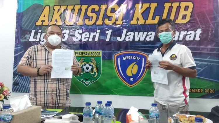 Owner Persebam Bogor, Delif Subekti, dan CEO Depok City FC, Supari, berfoto bareng usai meneken akuisisi klub di Depok, Rabu (18/11/20).