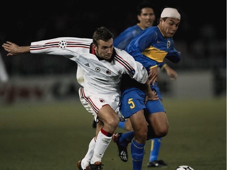 Striker AC Milan, Andriy Shevchenko, berduel dengan pemain Boca Juniors dalam pertandingan Piala Interkontinental, 14 Desember 2003. Copyright: Twitter Boca Juniors