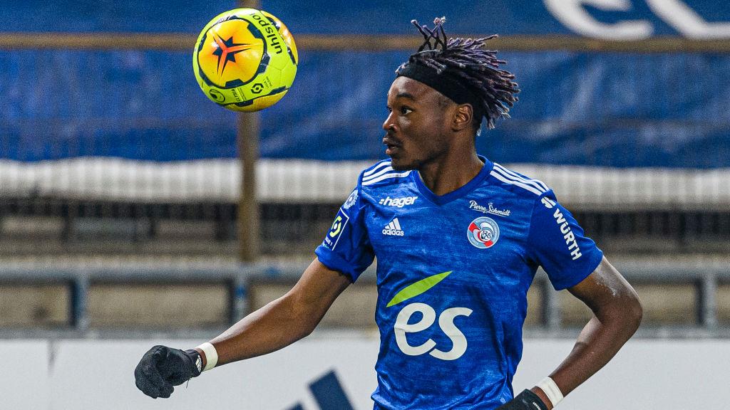 Mengenal Mohamed Simakan, bek muda Prancis yang jadi rebutan klub AC Milan dan Chelsea di bursa transfer musim dingin.