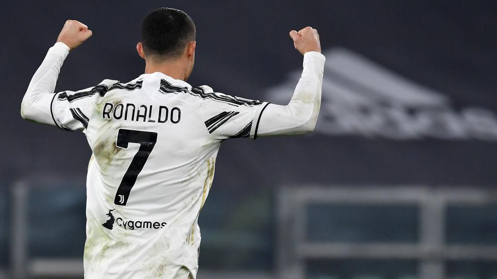 Gol Cristiano Ronaldo tak hanya bawa Juventus juara Supercoppa Italia, tapi juga bawa dirinya jadi pemain dengan gol terbanyak sepanjang masa gusur Josef Bican. - INDOSPORT