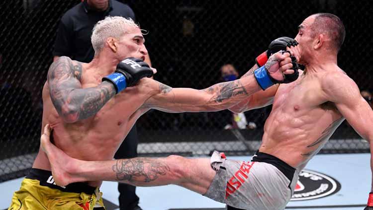 Petarung asal Amerika Serikat, Tony Ferguson (kanan) tetap ogah untuk pensiun meski sudah menelan kekalahan di UFC 262.