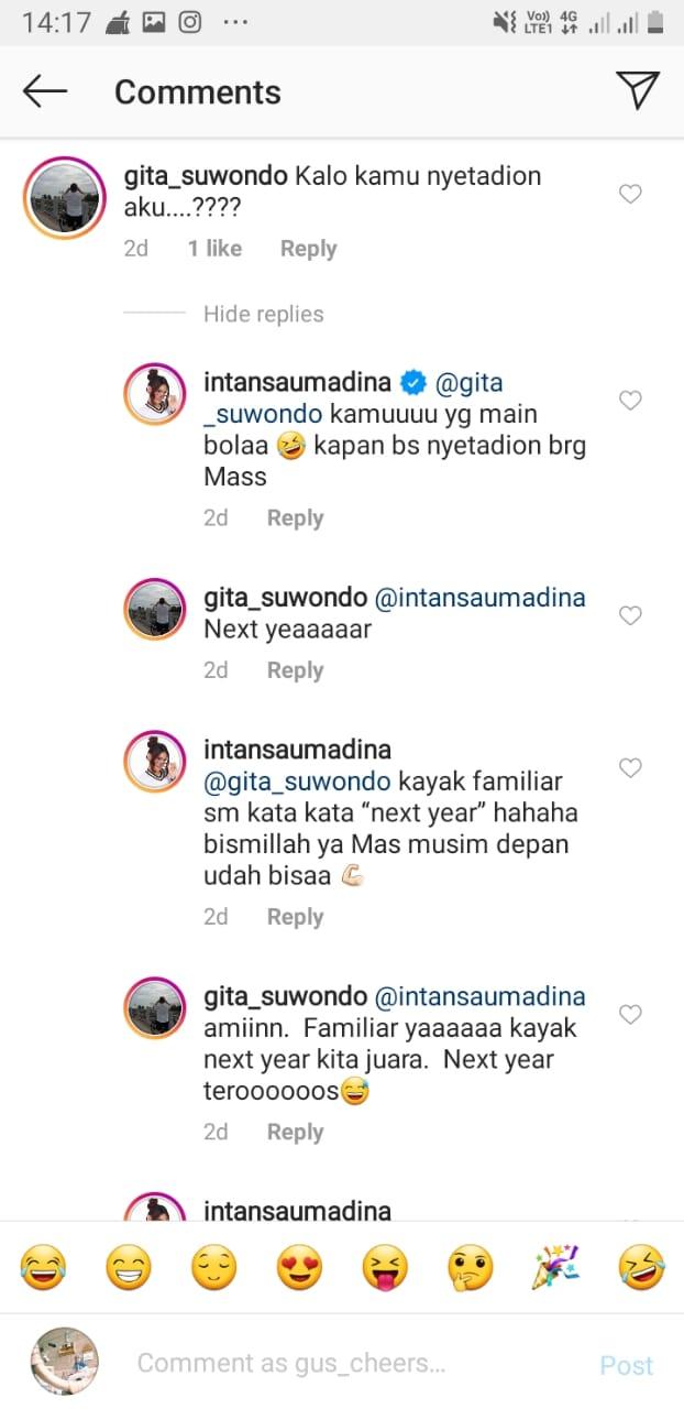 Duduk Manis di Tribun Stadion, Intan Saumadina Digombali Komentator Kondang Copyright: Instagram/Gita_suwondo