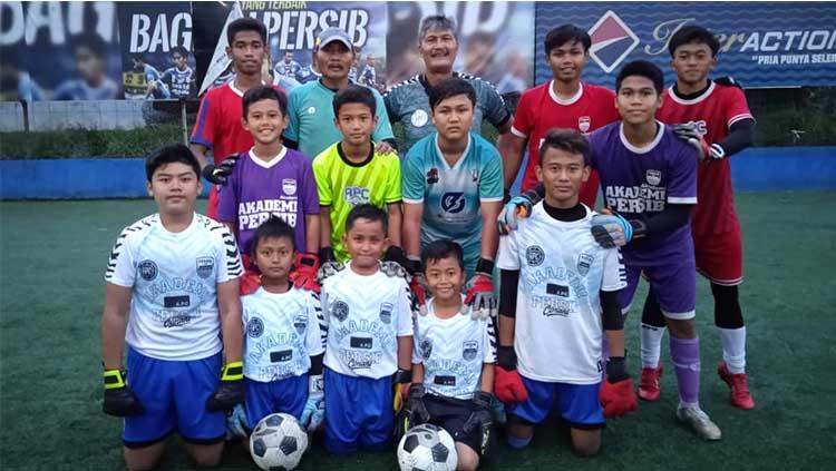 Mantan kiper Persib Bandung, Gatot Prasetyo (tengah) dan Agus Atha (pakai topi) saat privat goal keeper di camp Akademi Persib Cimahi (APC) belum lama ini. - INDOSPORT