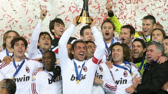 Selebrasi juara AC Milan mengangkat trofi Piala Dunia Klub usai mengalahkan Boca Juniors, 16 Desember 2007.