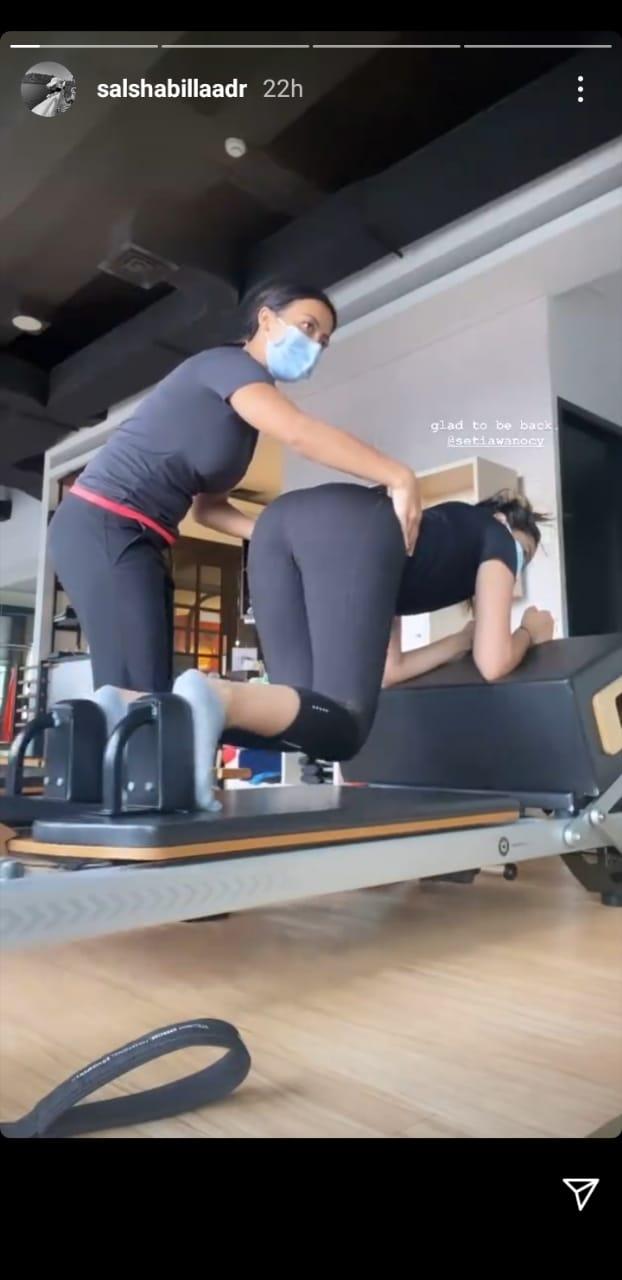Salshabilla Adriani kedapatan berlatih pilates kendati dirinya saat ini sedang menghadapi kasus kecelakaan lalu lintas. Copyright: Instagram/Salshabilla Adriani