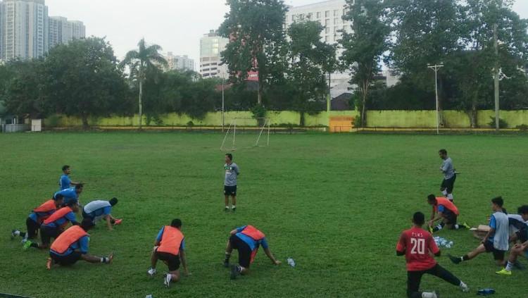 Pasca diliburkan, sejumlah pemain PSMS Medan menggelar latihan perdana di Stadion Mini Kebun Bunga, Medan, Rabu (16/12/20) sore. - INDOSPORT