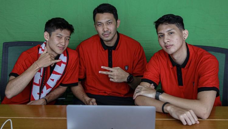 Ponsianus Nyoman 'Komink' Indrawan (tengah) bersama dua rekan setimnya, Winston Swenjaya (kiri) dan Daniel Wenas (kanan).