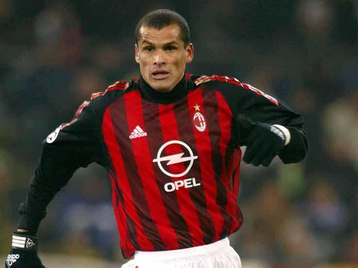 Sukses menjadi juara Piala Dunia 2002 bersama Brasil, Rivaldo justru berubah menjadi pemain terburuk Serie A Italia usai pindah ke AC Milan.