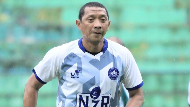 Pelatih Putra Sinar Giri (PSG), I Putu Gede saat mengikuti laga eksibisi.